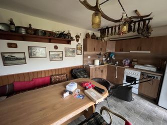 Двуетажна къща с двор и механа за продажба в с. Средногорово