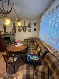 Двуетажна къща с двор и механа за продажба в с. Средногорово