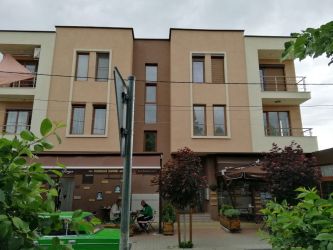 Отдава се под наем двустаен апартамент в нова сграда – напълно обзаведен с паркомясто