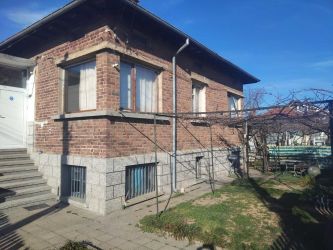 Къща за продажба в гр. Казанлък – едноетажна с приземен етаж