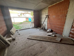 Тристаен апартамент с двор за продажба – ново строителство, район Лидл, гр. Казанлък