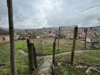 Къща с просторен двор за продажба в с. Средногорово