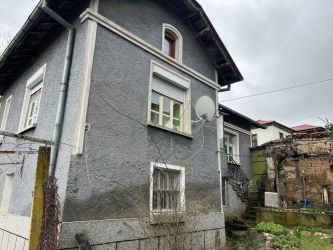Къща с просторен двор за продажба в с. Средногорово
