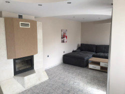 Тристаен апартамент под наем в центъра на Казанлък – обзаведен, отделна кухня, 90 кв.м.