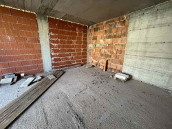 Тристаен апартамент с двор за продажба – ново строителство, район Лидл, гр. Казанлък