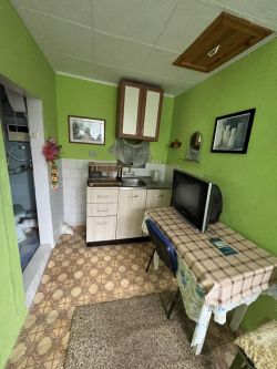 Къща с просторен двор за продажба в с. Средногорово