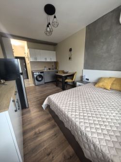 Изцяло обновен едностаен монолитен апартамент в кв.запад