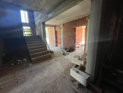 Тристаен апартамент с двор за продажба – ново строителство, район Лидл, гр. Казанлък