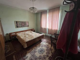 Втори етаж от къща с гараж за продажба – западно от парк Розариум, гр. Казанлък