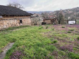 Къща с просторен двор за продажба в с. Средногорово