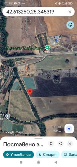 Имотът е в непосредствена близост до рекичка, на 200 м от обновения път за язовира