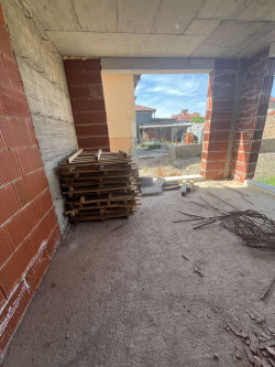 Тристаен апартамент с двор за продажба – ново строителство, район Лидл, гр. Казанлък