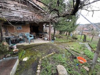Къща с просторен двор за продажба в с. Средногорово