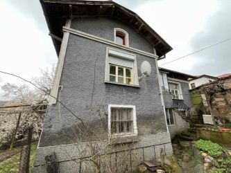 Къща с просторен двор за продажба в с. Средногорово