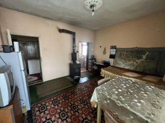 Втори етаж от къща с гараж за продажба – западно от парк Розариум, гр. Казанлък