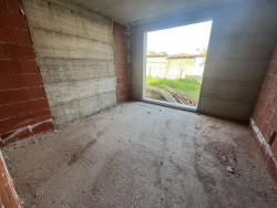 Тристаен апартамент с двор за продажба – ново строителство, район Лидл, гр. Казанлък