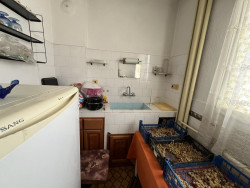Къща за продажба в Павел баня – обзаведена, двор, термопомпа, барбекю