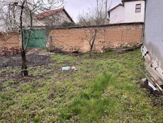 Къща с просторен двор за продажба в с. Средногорово