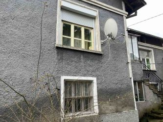 Къща с просторен двор за продажба в с. Средногорово