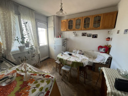 Двустаен апартамент за продажба до у-ще „Св. Св. Кирил и Методий“, гр. Казанлък