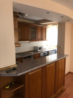 Тристаен апартамент под наем в центъра на Казанлък – обзаведен, отделна кухня, 90 кв.м.