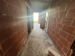 Тристаен апартамент с двор за продажба – ново строителство, район Лидл, гр. Казанлък