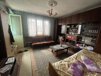Втори етаж от къща с гараж за продажба – западно от парк Розариум, гр. Казанлък