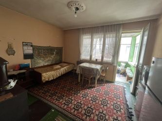 Втори етаж от къща с гараж за продажба – западно от парк Розариум, гр. Казанлък
