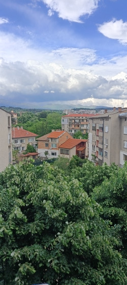 Продавам двустаен апартамент, масивно строителство, разширен център