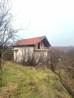 Собственик продава две Вили, една до друа.