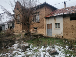 Продава двор 1250 кв. м. къща лятна кухня и сервизно помещение с. Ветрен обл. Стара Загора