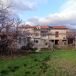 Агенция Селект предлага 523 двор с жилищна сграда и допълващо застрояване