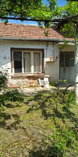 Продава двор 1250 кв. м. къща лятна кухня и сервизно помещение с. Ветрен обл. Стара Загора