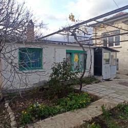 Агенция Селект предлага 523 двор с жилищна сграда и допълващо застрояване