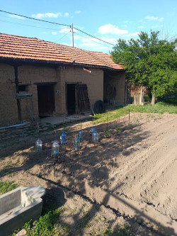 Продава двор 1250 кв. м. къща лятна кухня и сервизно помещение с. Ветрен обл. Стара Загора