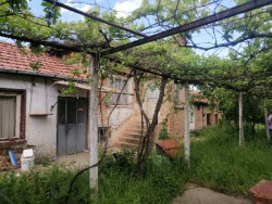 Продава двор 1250 кв. м. къща лятна кухня и сервизно помещение с. Ветрен обл. Стара Загора
