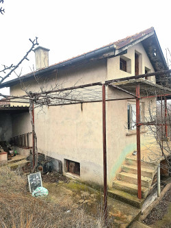 Собственик продава две Вили, една до друа.