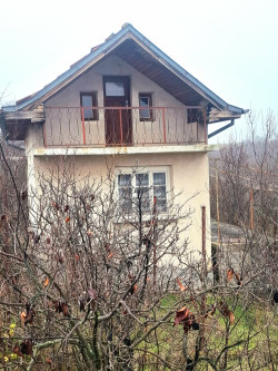 Собственик продава две Вили, една до друа.