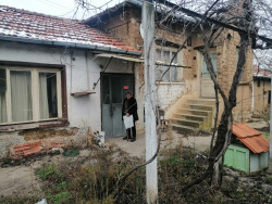 Продава двор 1250 кв. м. къща лятна кухня и сервизно помещение с. Ветрен обл. Стара Загора
