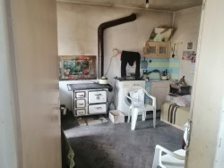 Продава двор 1250 кв. м. къща лятна кухня и сервизно помещение с. Ветрен обл. Стара Загора