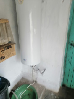 Продава двор 1250 кв. м. къща лятна кухня и сервизно помещение с. Ветрен обл. Стара Загора