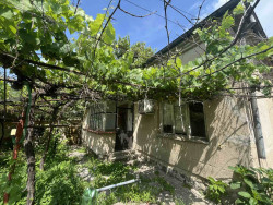 Къща с двор, сонда и стопански постройки в гр. Крън