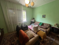 Къща с двор, гараж и кладенец за продажба в с. Долно Сахране | 3 спални | 700 кв.м. двор
