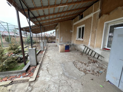 НОВА ЦЕНА!!! Продава обзаведена къща с голям двор в село Долно Сахране