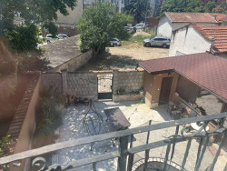 Къща под наем в центъра на Казанлък с двор и 4 спални