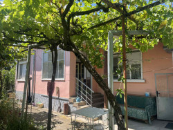 Къща с двор, гараж и кладенец за продажба в с. Долно Сахране | 3 спални | 700 кв.м. двор