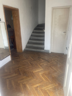 Продава се масивна двуетажна къща