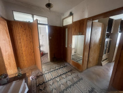 Продава се масивна двуетажна къща