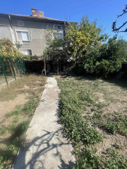 Продава се масивна двуетажна къща