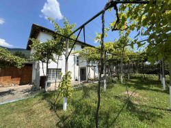 Къща с 3 спални и двор 1400 кв.м. за продажба близо до Казанлък